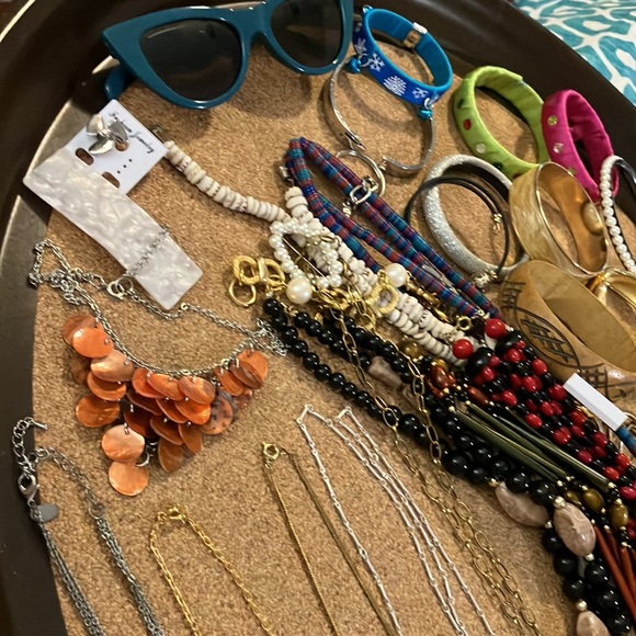 Big 61 piece lot of ladies/girls assorted estate sale jewelry, necklaces, watch+ - Picture 14 of 16